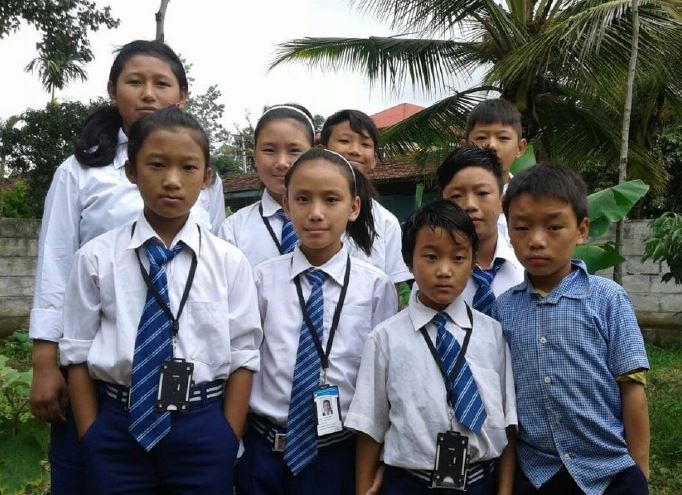 Niños y jóvenes de la escuela tibetana Bylakuppe